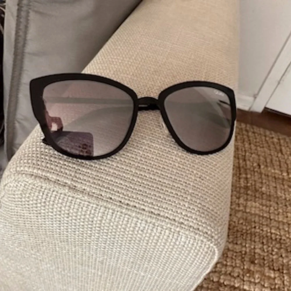 Quay Australia black and silver/gray sunglasses - Picture 1 of 2